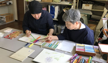 花を描く日本画教室風景